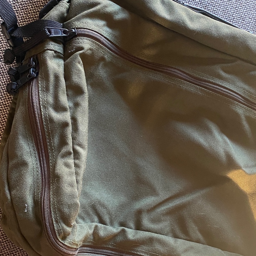 Eddie Bauer Olive Men's Messenger Bag Laptop Bag Expandable - Picture 8 of 8